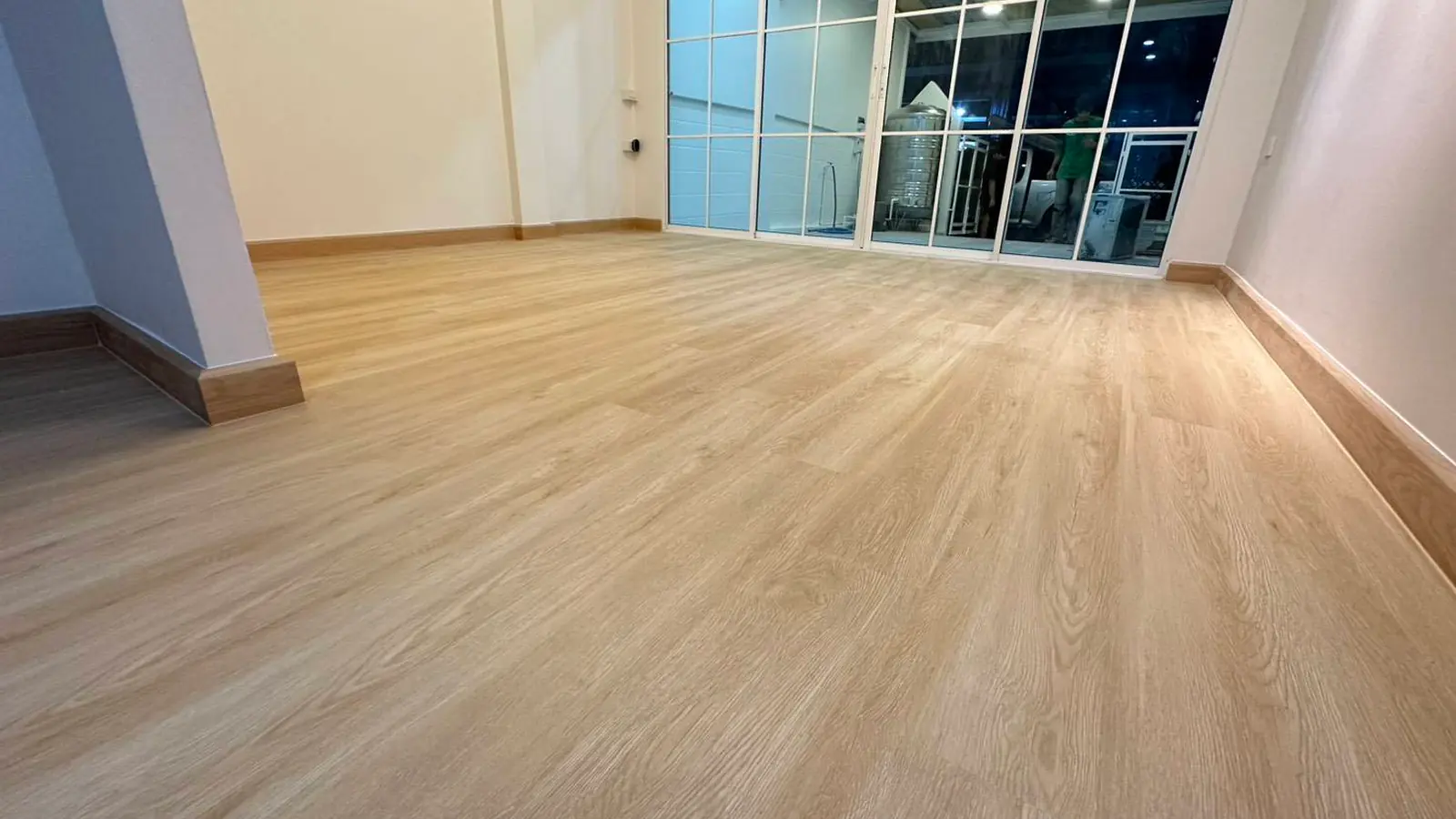 Honey Oak YN809 Rèn flooring in a living room