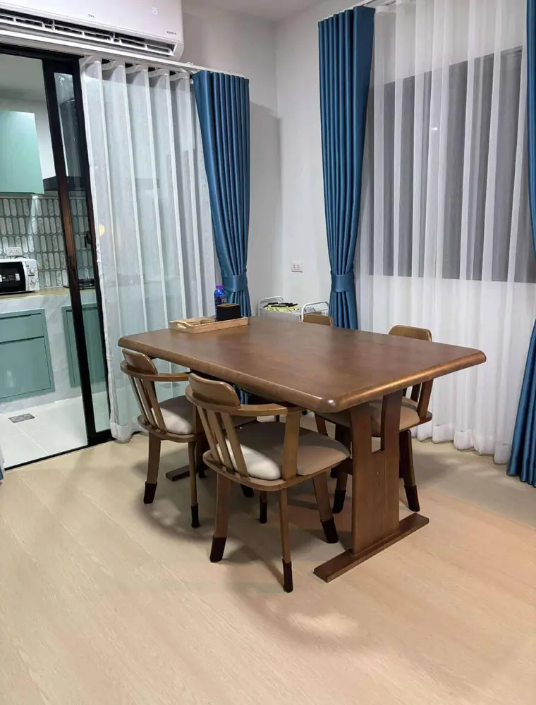 Buttered Oak YN816 Rèn flooring in a home dining area