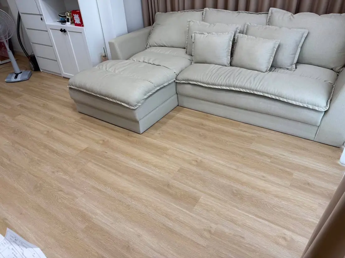 Honey Oak YN809 Rèn flooring in a living room